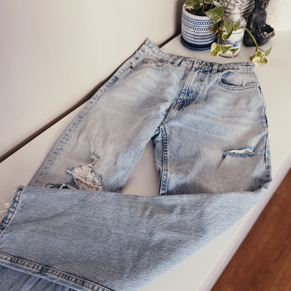ZARA Distressed Lightwash High Waisted Mom Jeans - Picture 5 of 5